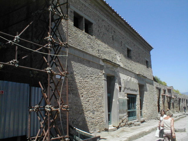 Unnamed vicolo between IX.12 and IX.13. March 2009. Looking north.
