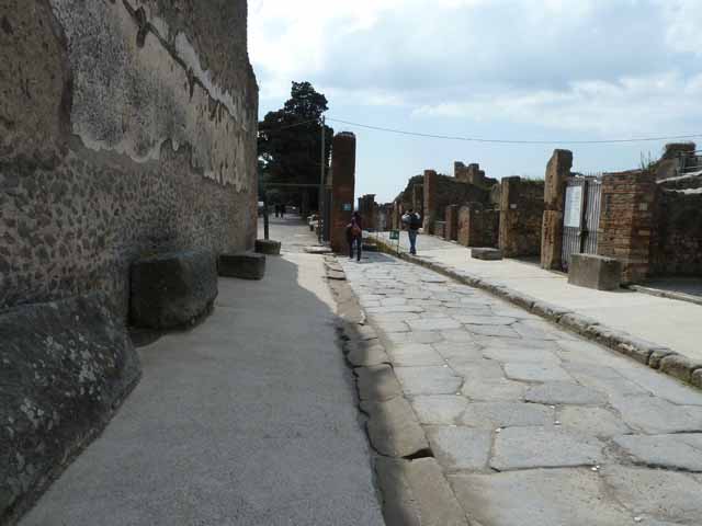 Via Marina. South side. Looking east past Basilica entrance VIII.1.2. December 2005.