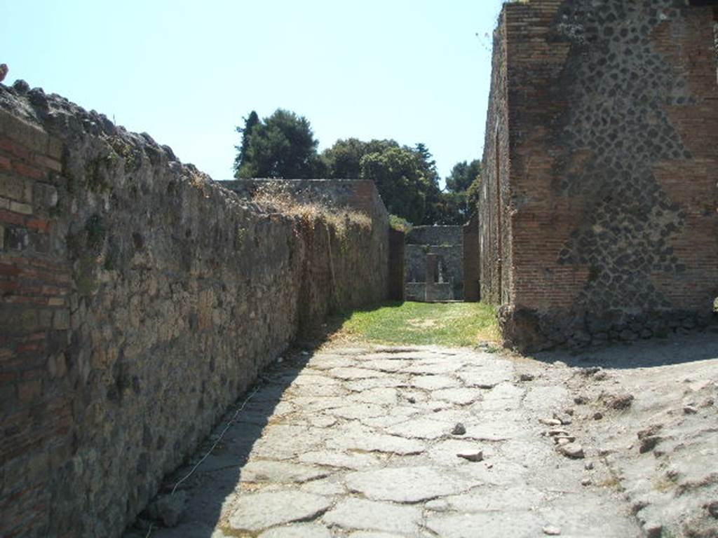 Entrance to alleyway at VIII.7.16 from Via Stabiana. Looking west towards Gladiators Barracks. September 2005.

