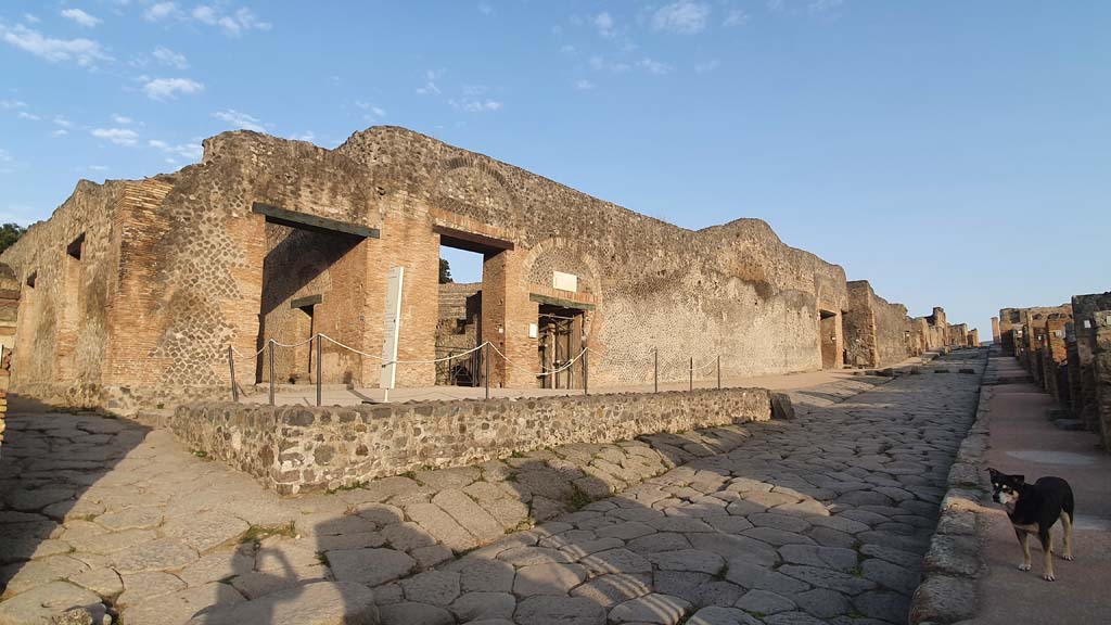 Via Stabiana, Pompeii. August 2021. Looking north along west side (VIII.7) on left, and I.2, on right.
Foto Annette Haug, ERC Grant 681269 DÉCOR.
