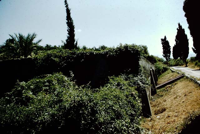 Via Villa dei Misteri. May 2010. Looking south towards the Porta Marina entrance to Pompeii. The Circumvesuviana station is to be found on the right of the picture.