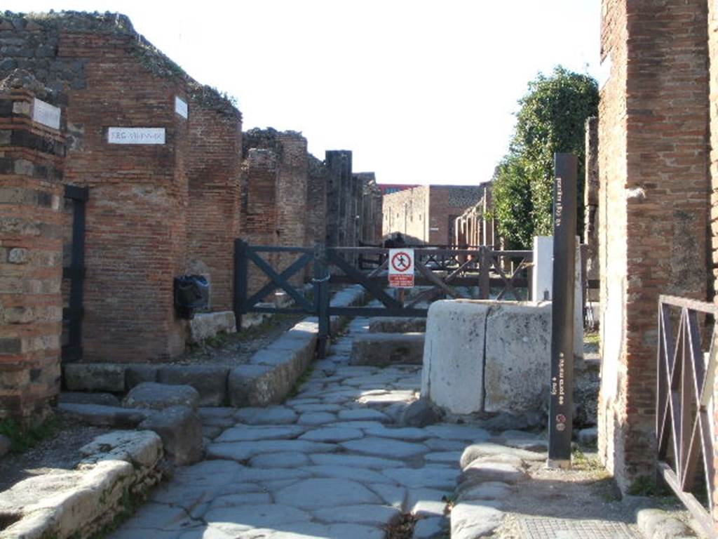 Via degli Augustali between VII.9 and VII.4. December 2004.Looking west from crossroads with Vicolo di Eumachia on the left and Vicolo Storto on the right. 
