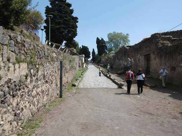 Via dei Sepolcri, east side, May 2006. Looking south from the Villa of Diomedes.