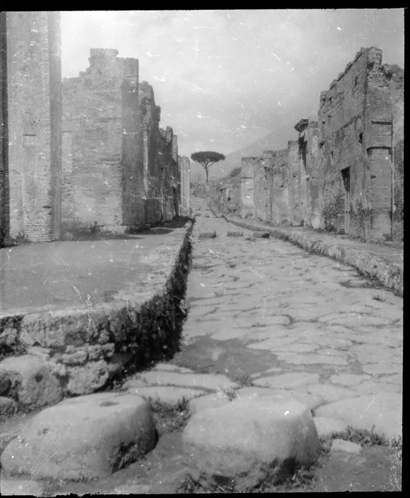 Via del Vesuvio between VI.14 and V.1. Photo by B. M. Blackwood. Looking north from the crossroads with Via della Fortuna and Via Nola. Used with the permission of the Institute of Archaeology, University of Oxford. File name Blackwood001. Resource ID. 24577.  
