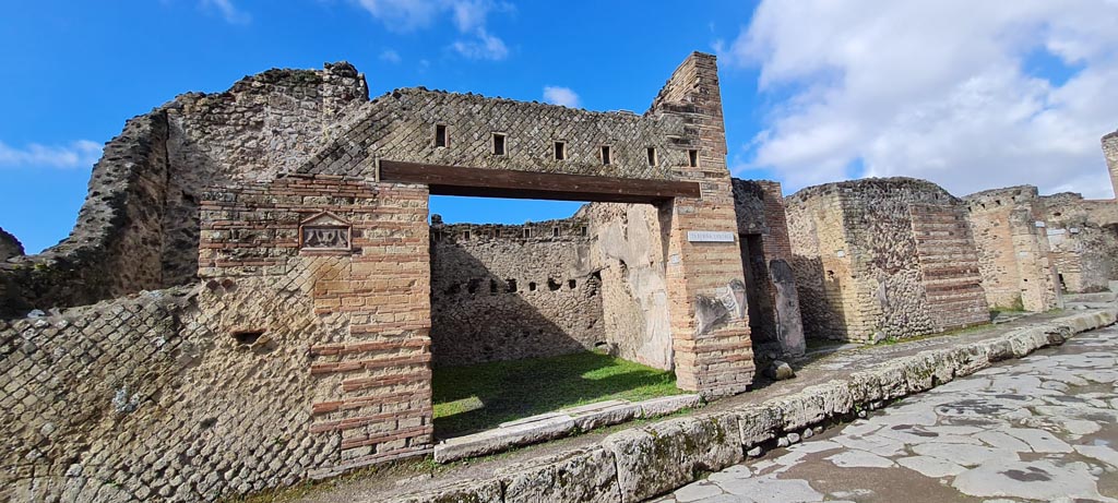 Via del Vesuvio, west side, Pompeii. March 2018. Looking south-west from VI.14.23, on right, along front façade on VI.14.21 and 22, on left.
Foto Taylor Lauritsen, ERC Grant 681269 DÉCOR.
