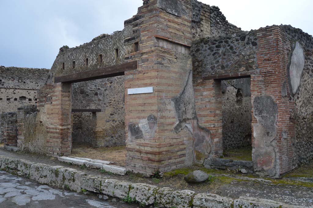 Via del Vesuvio, west side, Pompeii. March 2018. 
Looking south-west towards entrance doorway at VI.14.28, with VI.14.29, on right.
Foto Taylor Lauritsen, ERC Grant 681269 DÉCOR.
