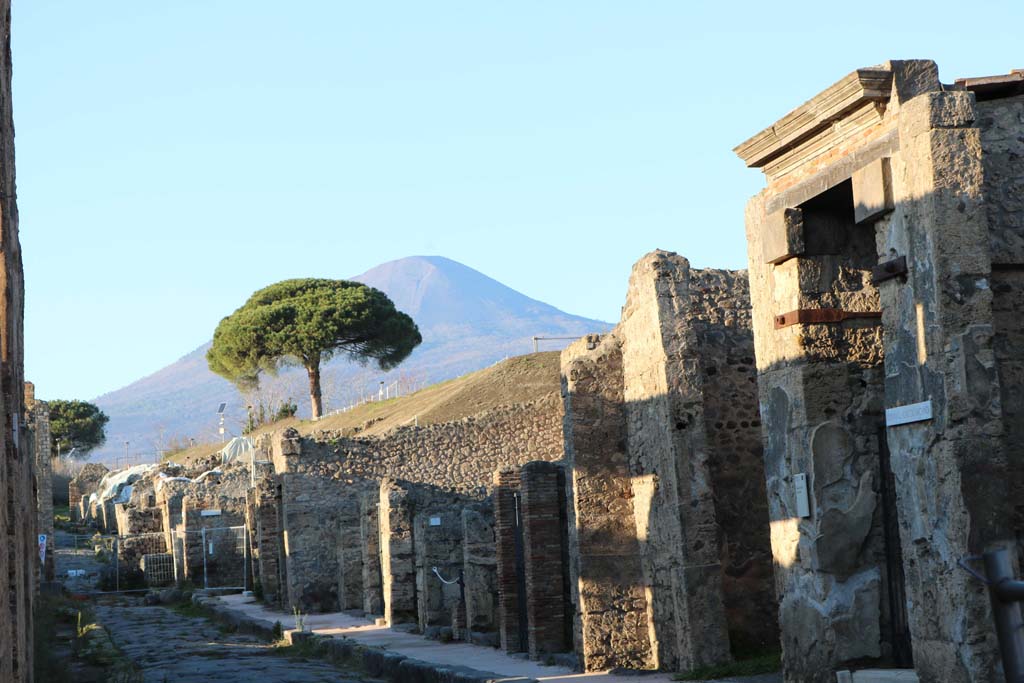 Via del Vesuvio, east side, Pompeii. December 2018. Looking north from near V.1.26, on right. Photo courtesy of Aude Durand.