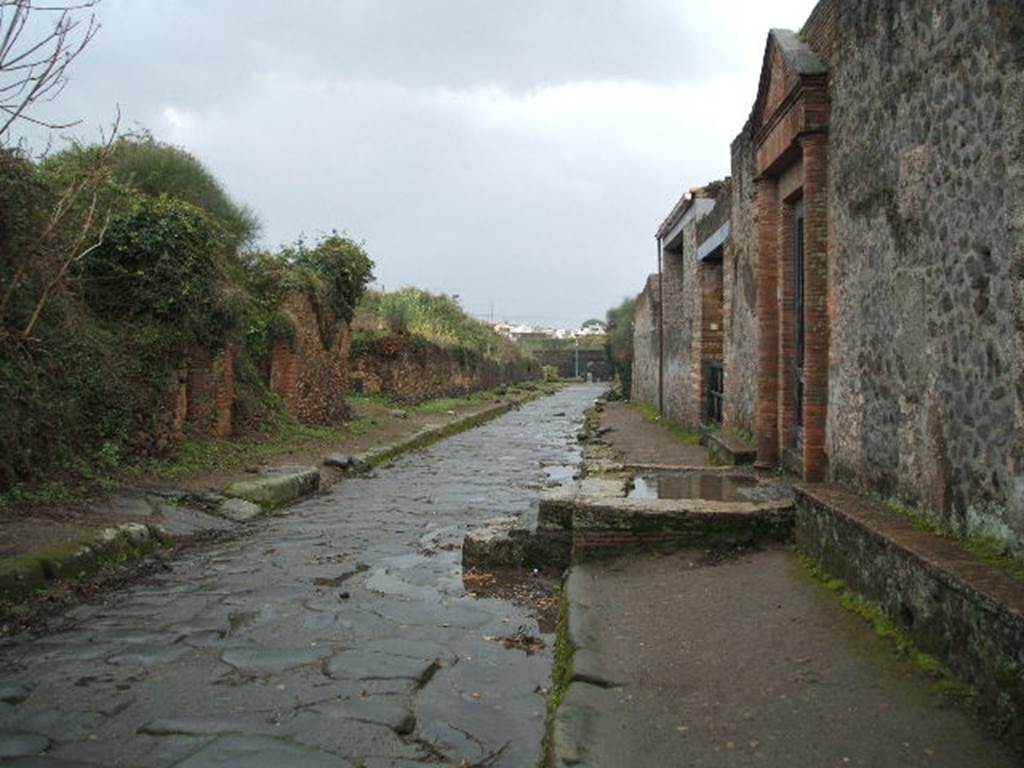 Via dell’Abbondanza, Pompeii. December 2005. Looking east along the north side from entrance to the house at II.4.6.