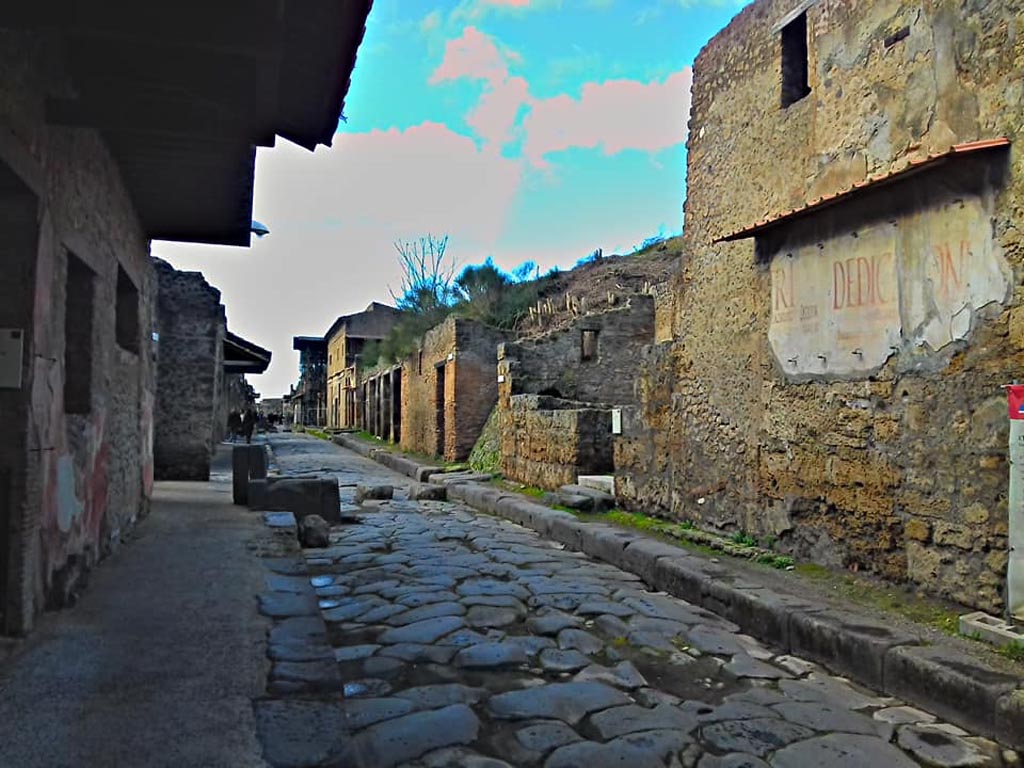 Via dell’Abbondanza, Pompeii. 2017/2018/2019. Looking west from III.2.1, on right. Photo courtesy of Giuseppe Ciaramella.