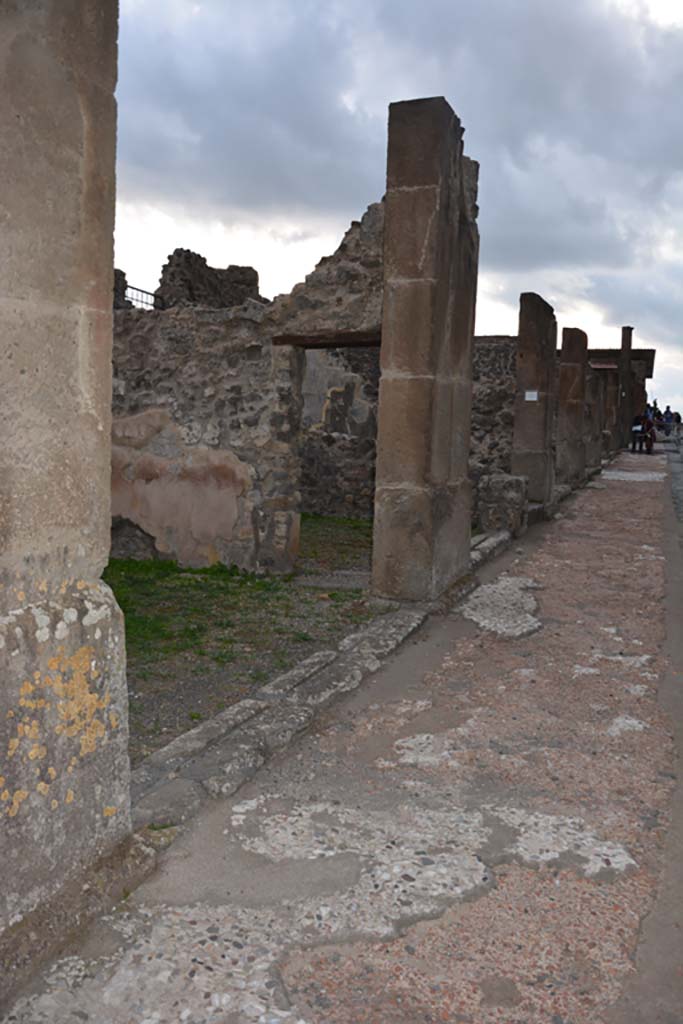 Via dell’Abbondanza, Pompeii, south side. October 2017. Looking west from VIII.5.7.
Foto Annette Haug, ERC Grant 681269 DÉCOR.

