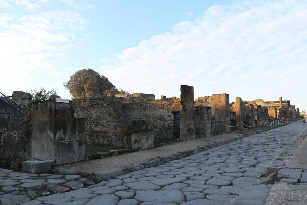 Via dell’Abbondanza, Pompeii, south side. December 2018. 
Looking west along Insula VIII.5, from VIII.5.11, on left. Photo courtesy of Aude Durand.

