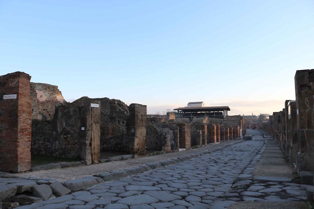 Via dell’Abbondanza, Pompeii. December 2018. 
Looking east along Vicolo della Maschera, on left, between VII.14, on left, and VIII.5, on right.  Photo courtesy of Aude Durand.
