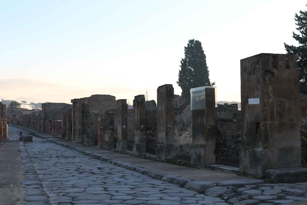 Via dell’Abbondanza, Pompeii, south side. December 2018. Looking east from VIII.5.19, on right. Photo courtesy of Aude Durand.