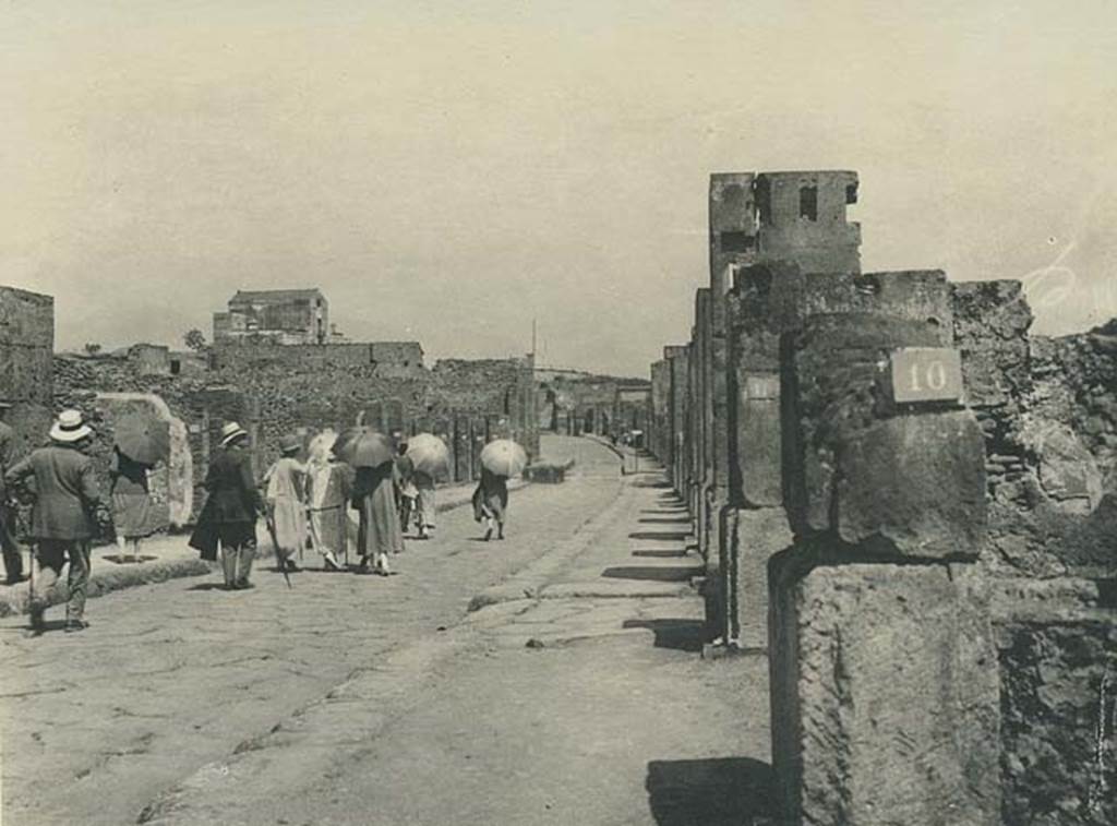 Via dell’Abbondanza, Pompeii. 5th June 1925. Looking east from near VIII.5.10.
Photo courtesy of Rick Bauer.

