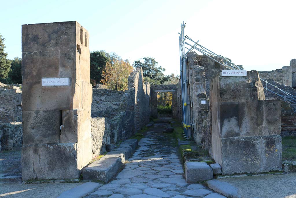 Via dell’Abbondanza, south side, Pompeii. December 2018.  
Looking south towards small roadway between VIII.5.19, on left, and VIII.5.11, on right. Photo courtesy of Aude Durand.

