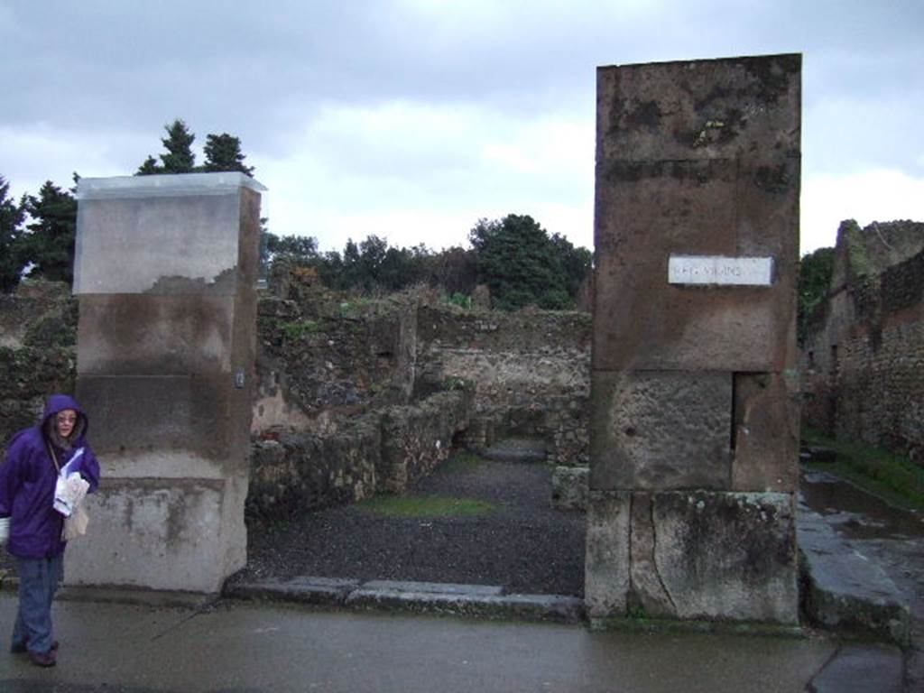 Via dell’ Abbondanza, south side. December 2005. Entrance of VIII.5.19 on east corner of unnamed vicolo, which is on the right. 

