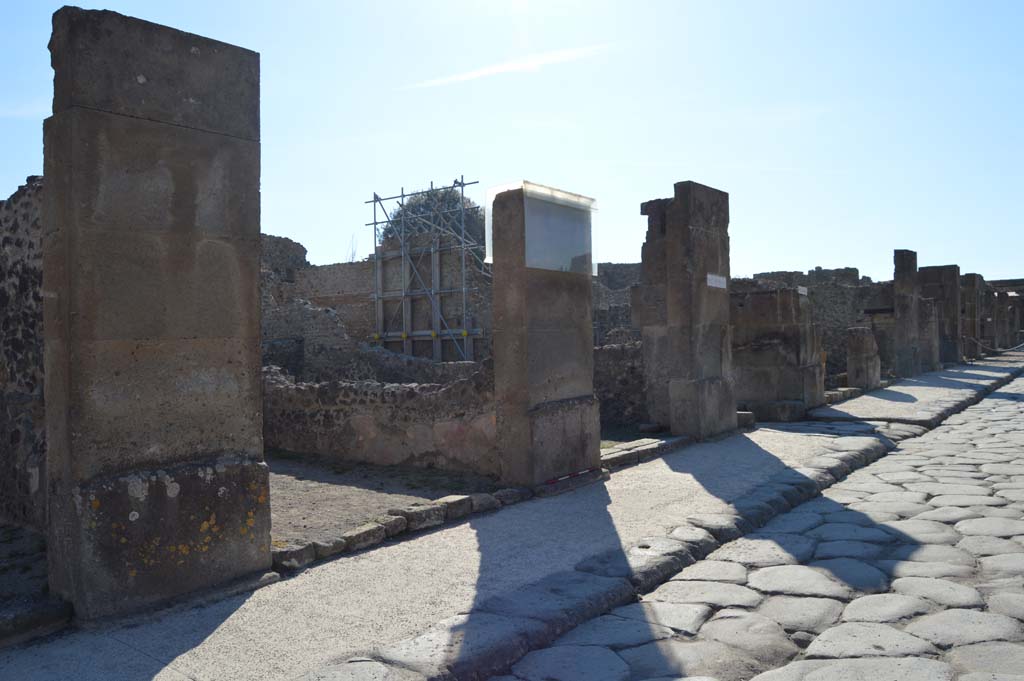 Via dell’Abbondanza, south side, Pompeii. October 2017. Looking west from VIII.5.20, centre left. 
Foto Taylor Lauritsen, ERC Grant 681269 DÉCOR.
