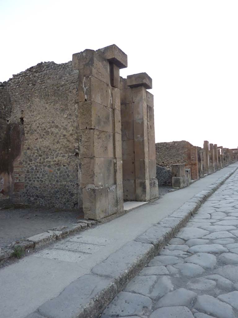 Via dell’Abbondanza, south side, Pompeii. October 2014. Looking west from VIII.5.29, on left. 
Foto Annette Haug, ERC Grant 681269 DÉCOR
