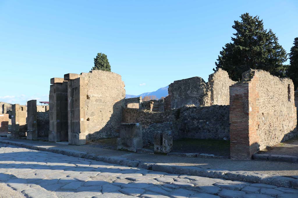 Via dell’Abbondanza, south side, Pompeii. December 2018. Looking south-east from VIII.5.24, on right. Photo courtesy of Aude Durand.