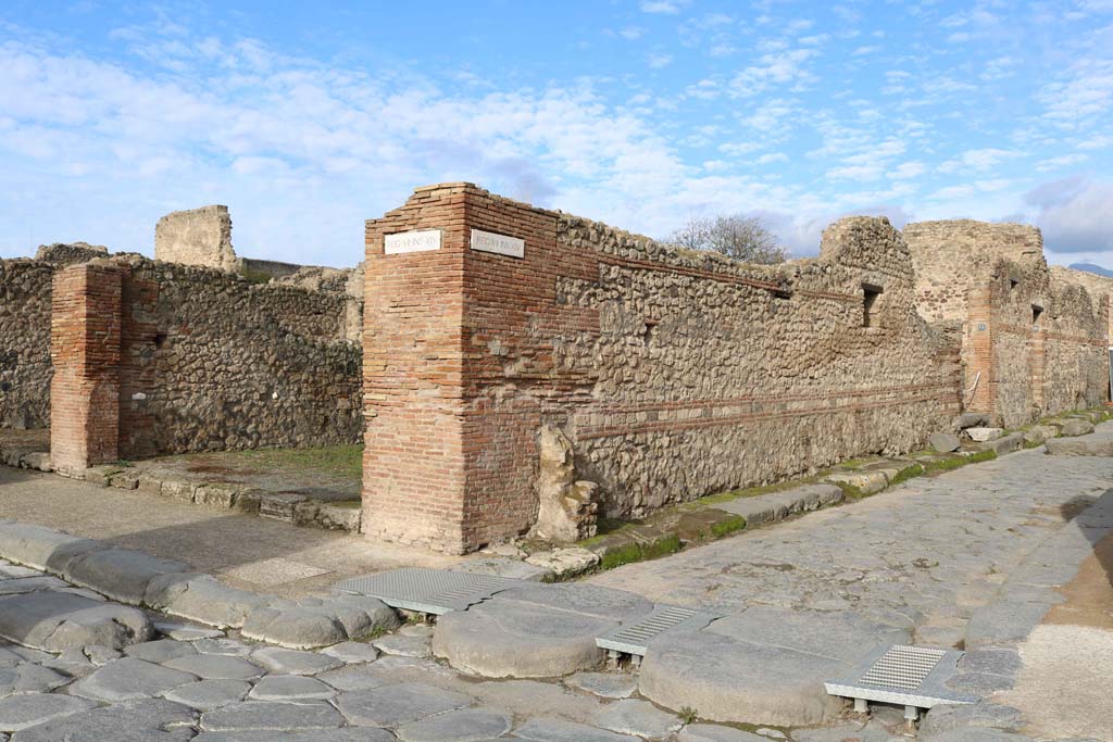 Via dell’Abbondanza, north side, Pompeii. December 2018. 
Looking north at junction with Vicolo del Lupanare, with street altar on west side. Photo courtesy of Aude Durand.
