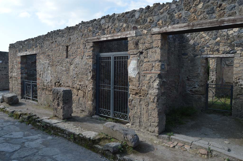 Via di Castricio, north side, Pompeii. October 2018. 
Looking towards entrance doorway, with I.12.12, on left, I.12.11, in centre, and I.12.10, on right.
Foto Taylor Lauritsen, ERC Grant 681269 DCOR.
