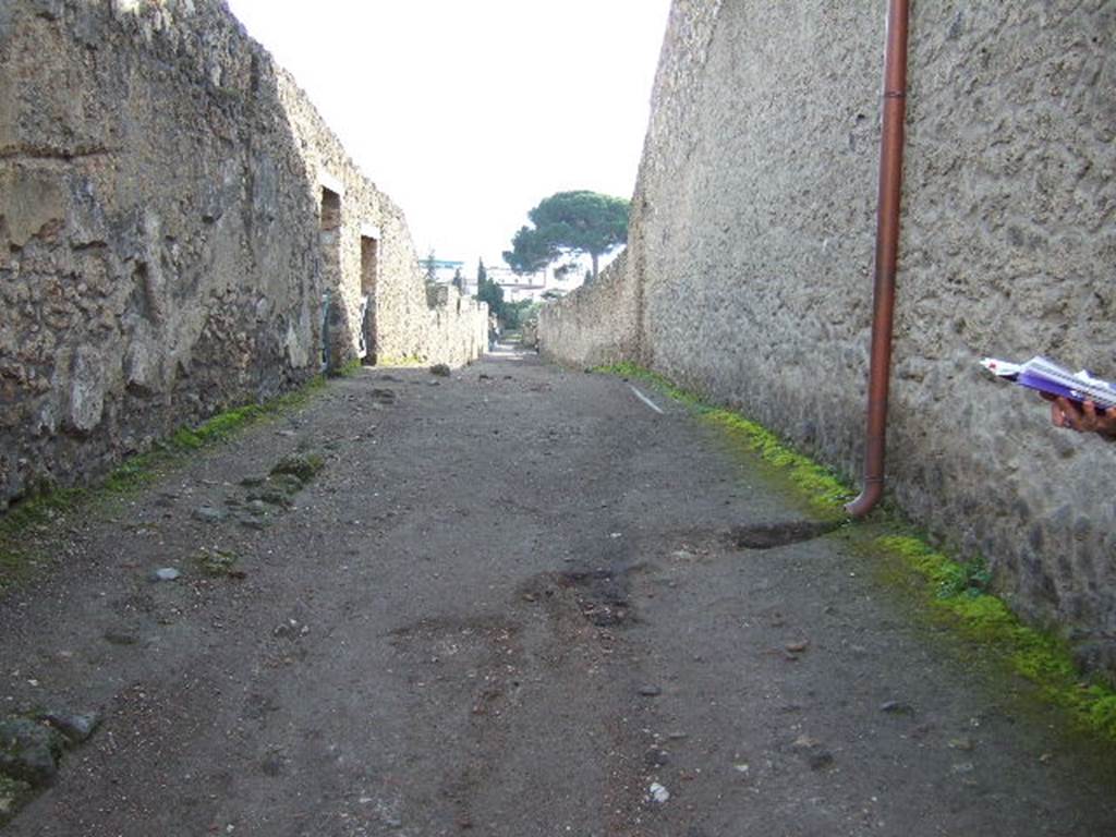 Via di Castricio. Looking south from the junction with Vicolo dei Fuggiaschi between I.14 and I.15. December 2005.