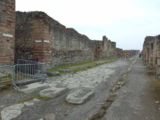 Via di Nola, north side, May 2010. Looking west along V.3, from near V.3.8 and junction with Vicolo di Lucrezio Frontone.