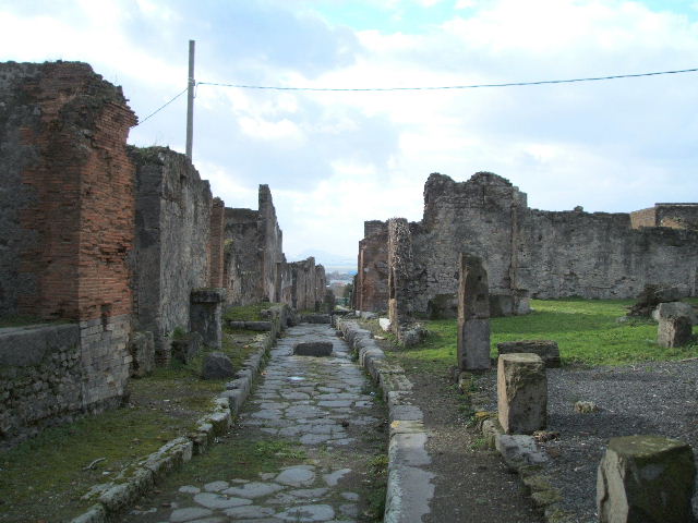Via degli Augustali between VII.9 and VII.4. September 2005. Looking west towards junction with Via del Foro (on right) and Vicolo dei Soprastanti (ahead). 

