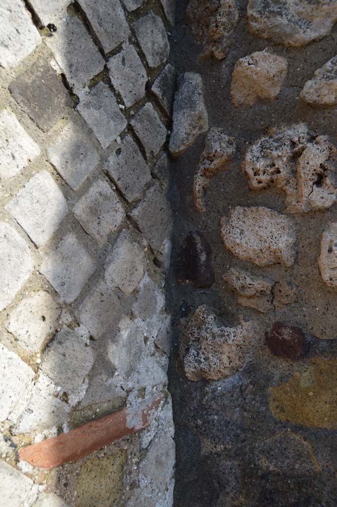 Vicolo della Regina. March 2018. 
Looking south-east at detail of masonry on south side of bend in Vicolo, between VIII.2.29 and VIII.2.28. 
Foto Taylor Lauritsen, ERC Grant 681269 DÉCOR.

