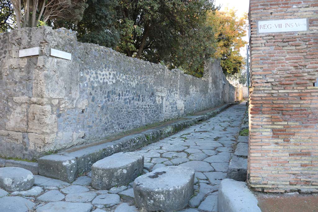 Vicolo delle Pareti Rosse, Pompeii. December 2018. 
Looking west between VIII.6, on left, and VIII.5, on right, from junction with Via del Tempio d’Iside. Photo courtesy of Aude Durand.
