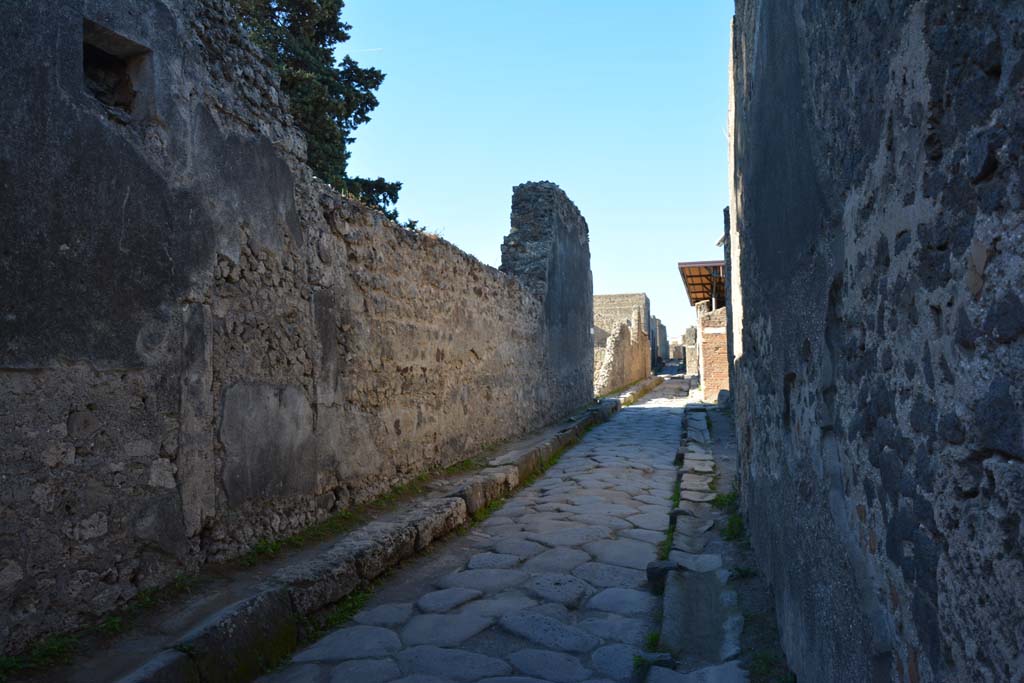 Vicolo di Mercurio, Pompeii. November 2017. Looking west along rear wall of VI.12, with VI.11.10, on right.
Foto Annette Haug, ERC Grant 681269 DÉCOR
