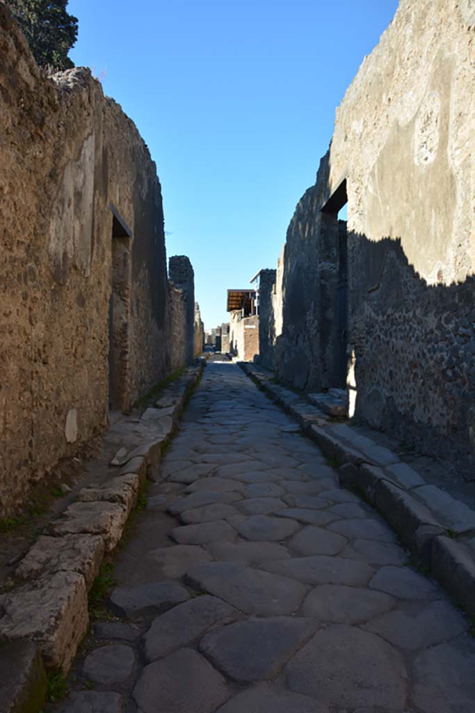 Vicolo di Mercurio, Pompeii. November 2017.
Looking west from between VI.12.7, on left and VI.11.10, on right.
Foto Annette Haug, ERC Grant 681269 DÉCOR

