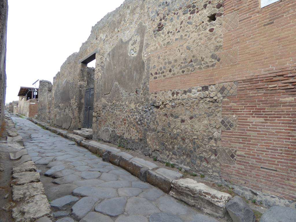 Vicolo di Mercurio, north side, Pompeii. September 2017. Looking west along front facade towards entrance doorway of VI.11.10.
Foto Annette Haug, ERC Grant 681269 DÉCOR
