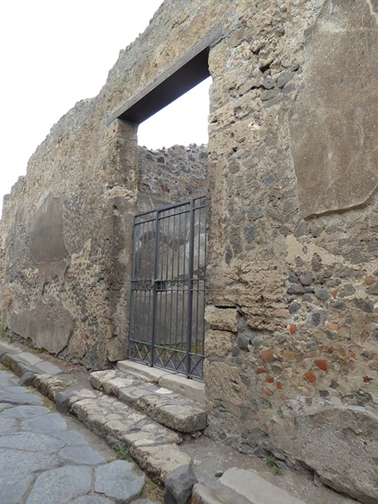 Vicolo di Mercurio, north side, Pompeii. September 2017. 
Looking west along front façade towards entrance doorway at VI.11.10.
Foto Annette Haug, ERC Grant 681269 DÉCOR

