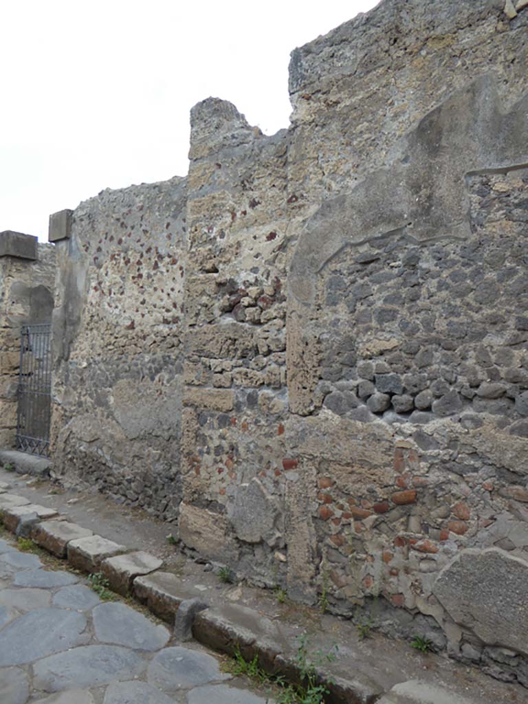 Vicolo di Mercurio, north side, Pompeii. September 2017. 
Looking west along front facade between entrance of VI.11.9, on left, and VI.11.10, on right.
Foto Annette Haug, ERC Grant 681269 DÉCOR
