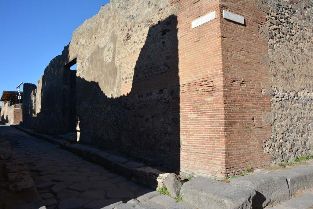 Vicolo di Mercurio, north side, Pompeii. November 2017. 
Looking towards the south-east corner of VI.11 across Vicolo di Mercurio, on left.
On the right is Vicolo del Labirinto.
Foto Annette Haug, ERC Grant 681269 DÉCOR
