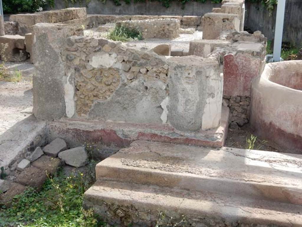 Tempio dionisiaco in località Sant’Abbondio di Pompei. May 2018. South end of west side.
Photo courtesy of Buzz Ferebee.
