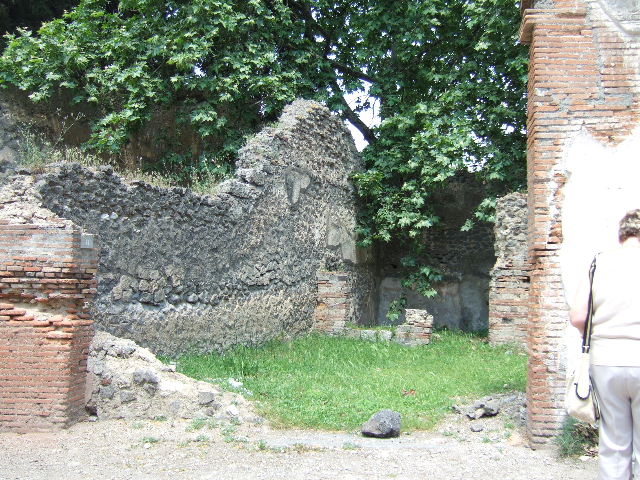 HGE10 Pompeii. May 2006. Looking north-east to rear rooms.