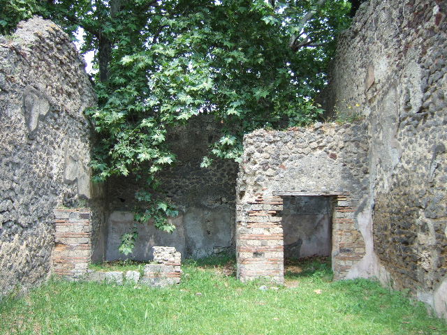 HGE10 Pompeii on left, with counter or podium. HGE09 in centre and HGE08 on right. Old undated photograph courtesy of the Society of Antiquaries, Fox Collection.

