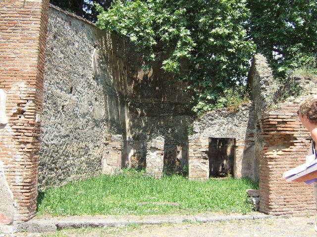 HGE11 Pompeii. May 2006. Looking towards rooms at rear.