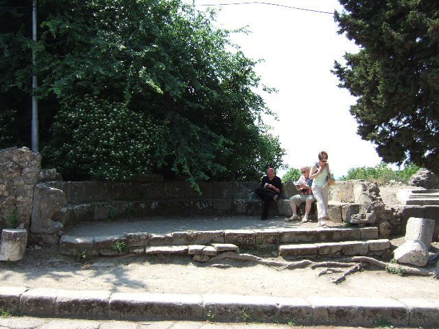HGW02 Pompeii. May 2006. North end of tomb.