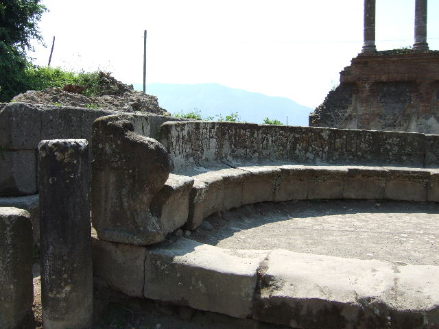 HGW04 Pompeii. May 2006. North end of schola tomb of Mamia.  