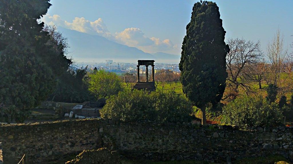 HGW04a Pompeii. 2015/2016. 
Looking south-west towards tomb and across to Sorrentine Peninsula. Photo courtesy of Giuseppe Ciaramella.
