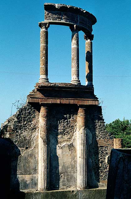 HGW04a Pompeii. May 2006. East side with reconstructed circular aedicula on top of podium.