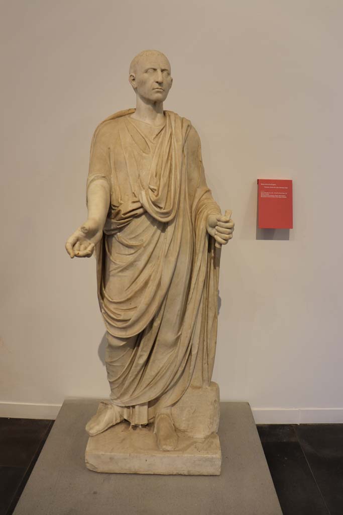 HGW04a Pompeii. February 2021. 
Marble funerary statue of a man wearing a toga, from the Tombs at the Herculaneum Gate, Tomb of gens Istacidia.
Photographed on display in Antiquarium at VIII.1.4. Photo courtesy of Fabien Bièvre-Perrin (CC BY-NC-SA).
