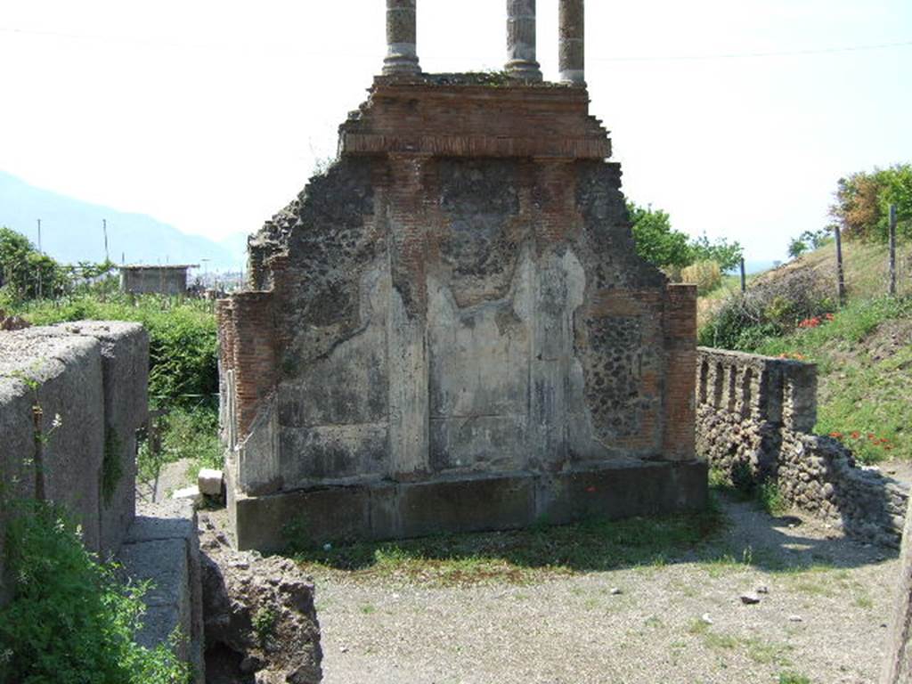 HGW04a Pompeii. May 2006. East side podium facing Via dei Sepolcri.