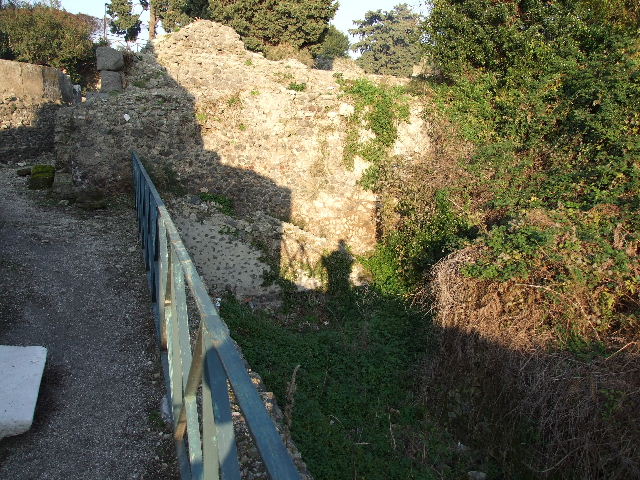 HGW04b Pompeii. December 2006. Site of tomb enclosure looking east from HGW04a.