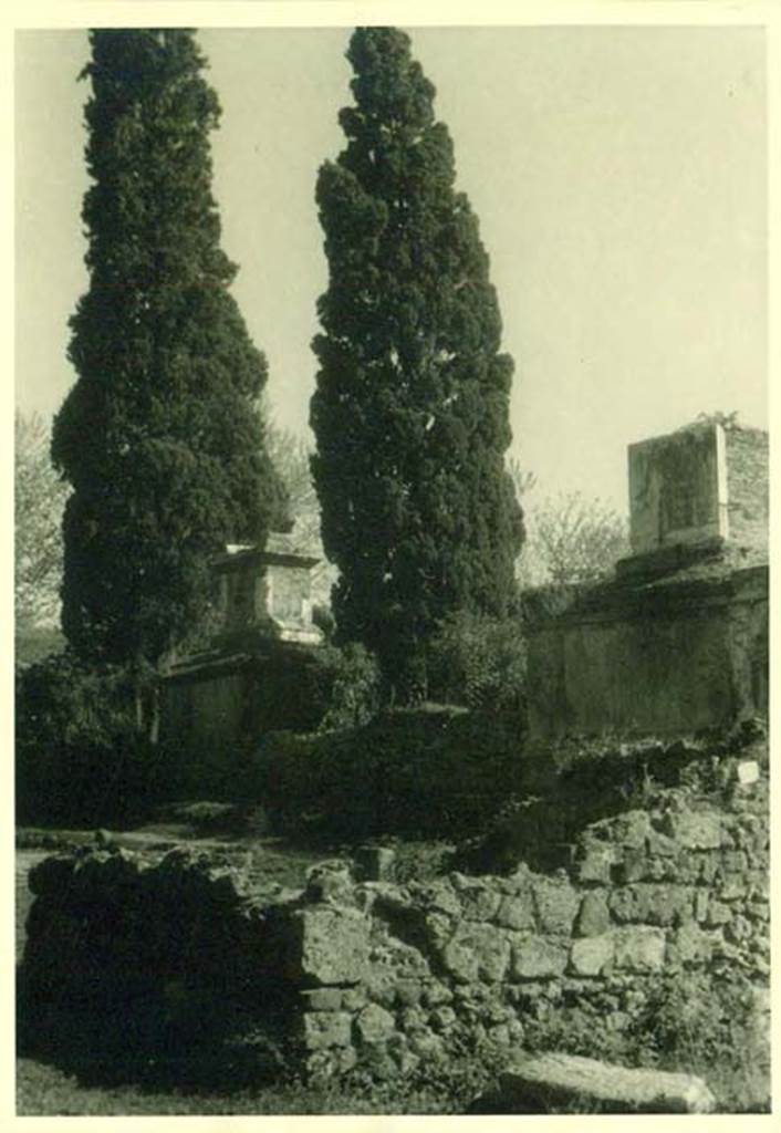 HGW16 and HGW17 Pompeii. 1940. Looking south across front of tombs on Via dei Sepolcri. Photo courtesy of Rick Bauer.
