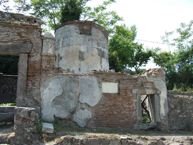 HGW18 Pompeii. 1763. Three pieces of a white marble plaque were found.
These made the inscription:

ABIO  SECVNDO
MARCIA  AVCTA
VXOR
FECIT  ET  SIBI  ET
FABIAE  C  F  GRATINAE
FILIAE

According to Epigraphik-Datenbank Clauss/Slaby (See www.manfredclauss.de) this read

[C(aio) F]abio Secundo
Marcia Aucta
Uxor
fecit et sibi et
Fabiae C(ai) f(iliae) Gratinae
filiae      [CIL X 1003]

See PAH I 1, 149-150, 9th April 1763.
See Kockel V., 1983. Die Grabbauten vor dem Herkulaner Tor in Pompeji. Mainz: von Zabern. (p. 85-6).
