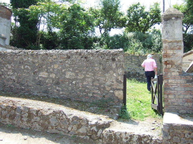HGW19 Pompeii. May 2010. Tomb enclosure looking east.